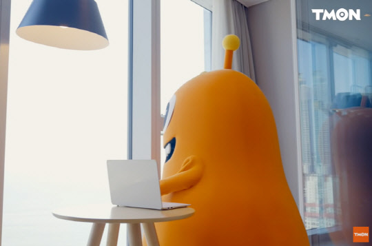 티몬 캐릭터 '티모니'가 부산 해운대의 한 호텔에서 스마트워크로 업무를 보고있는 모습을 담은 유튜브 화면. <티몬 제공>